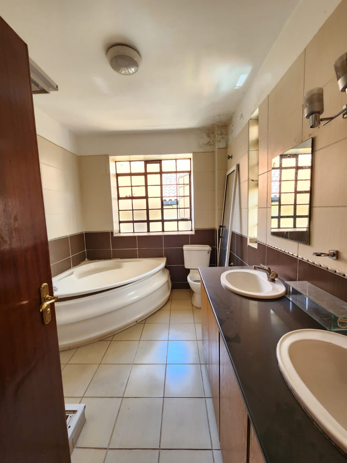 4 bedroom penthouse + Dsq to let Price 150k in Lavington Musilli Homes