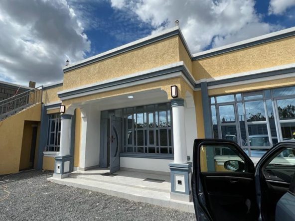 Flat roof 3 bedroom bungalows for sale in Ruiru Matangi. Can add more floor on top. In a gated community. Sitting on a 40by 60 plots. 7.8 Million.