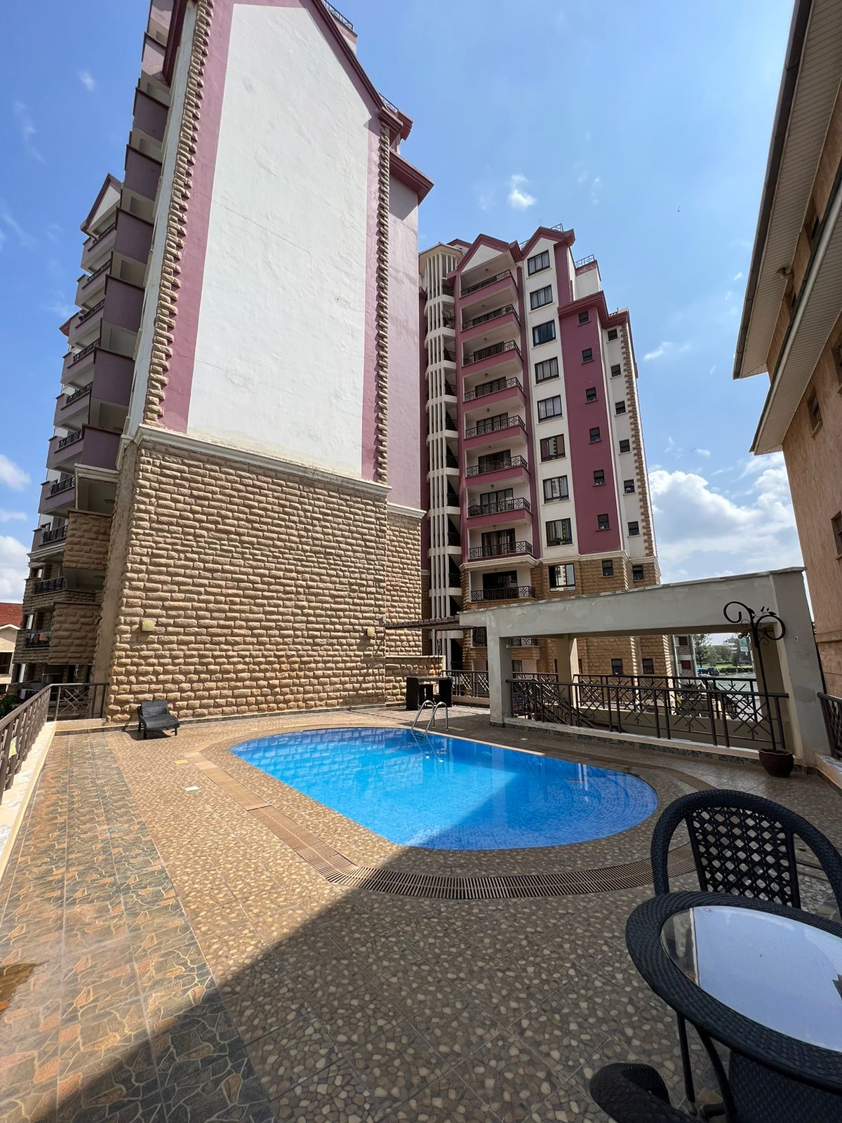 2 bedroom apartment to let located On ngong road. Gym Swimming pool. Full back up generator. Rent per month 85,000. Musilli Homes