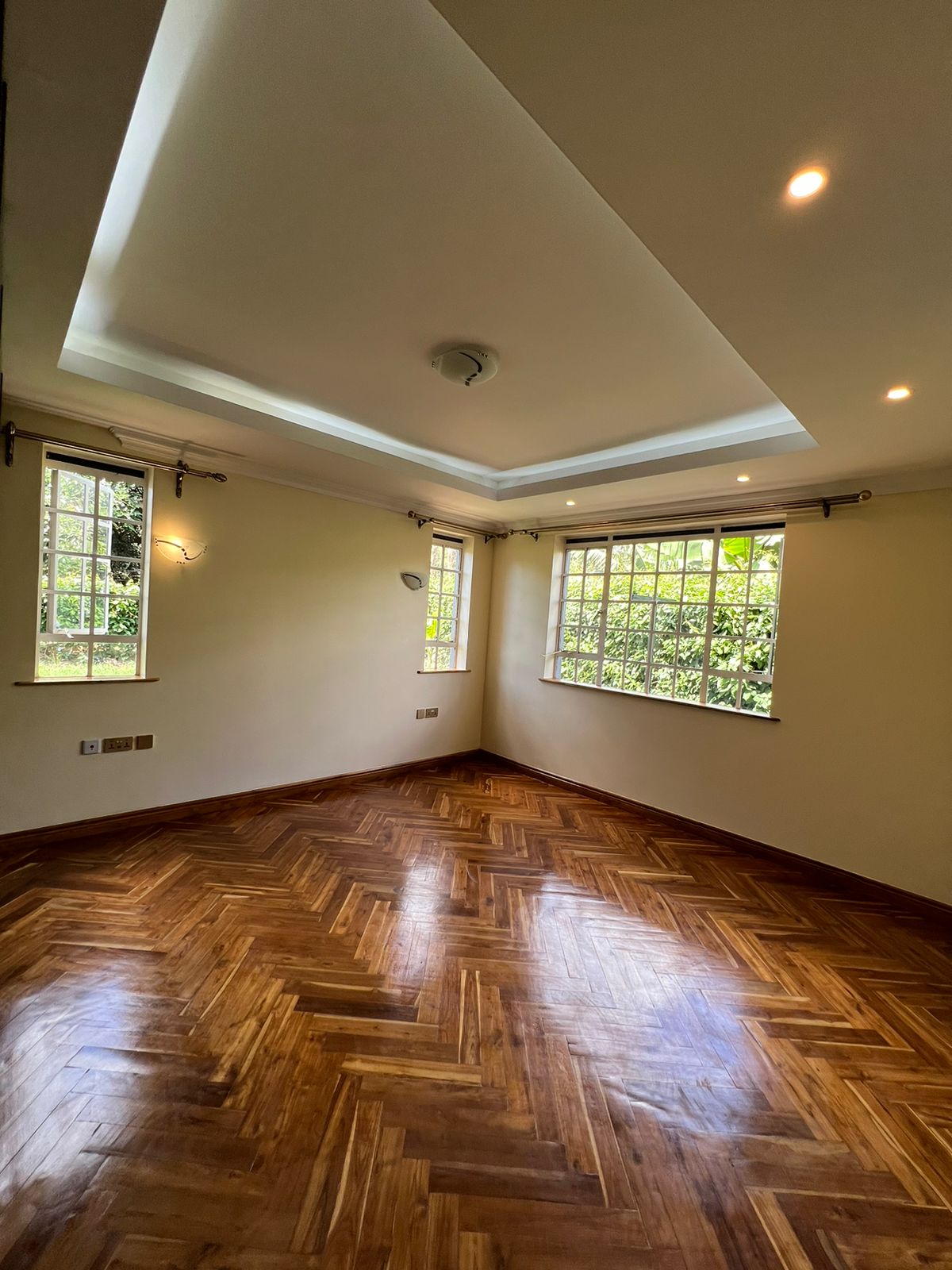 4 bedroom plus dsq townhouse to let in the leafy suburb of Karen. Sitting on 1/2acre land. Rent per month 300,000. Listed by Musilli Homes.
