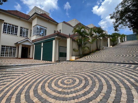 4 bedroom townhouse to let in Kyuna, Nairobi. In a gated community. 6 units in the compound. Rent per month 260,000
