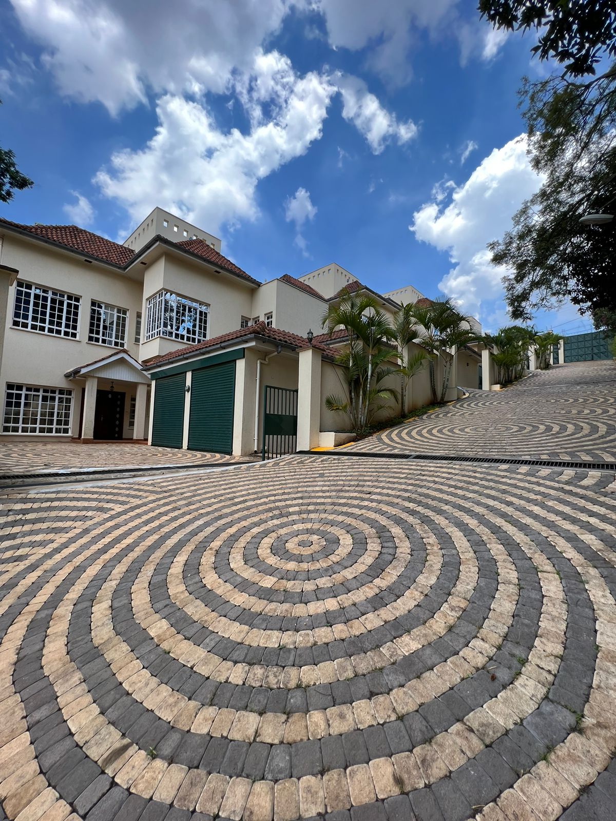 4 bedroom townhouse to let in Kyuna, Nairobi. In a gated community. 6 units in the compound. Rent per month 260,000