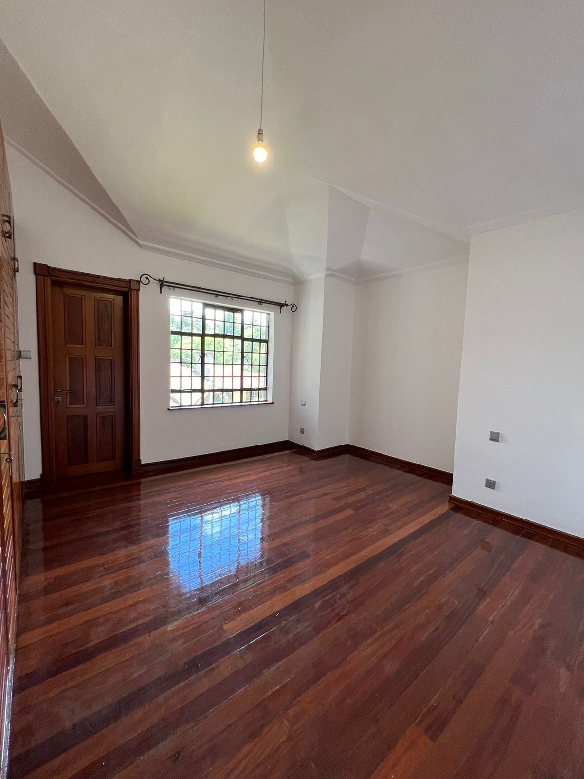 5 bedroom townhouse plus dsq along Peponi Road. UN approved location. Rent per month USD 3500. Listed by Musilli Homes