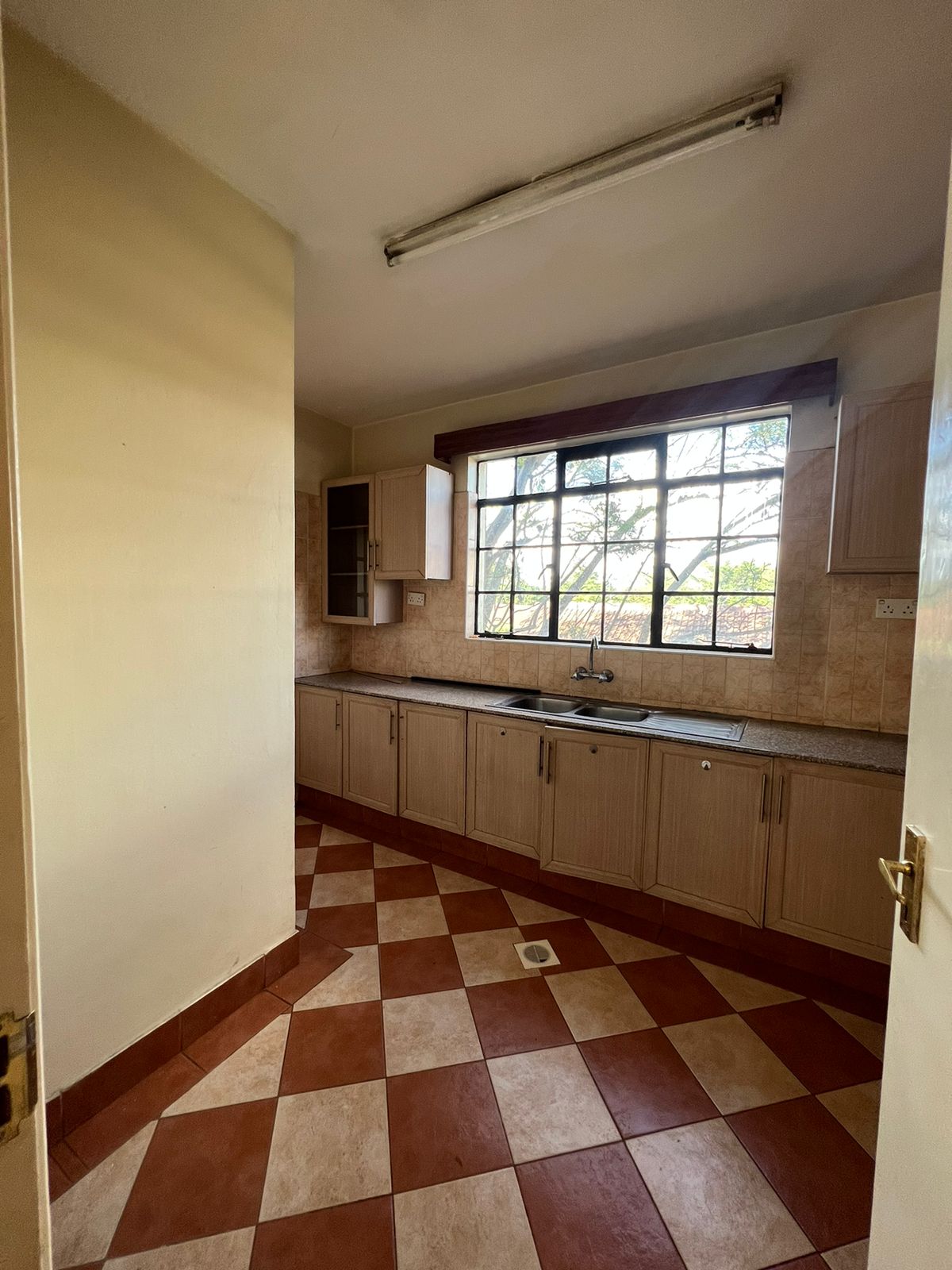 2 bedroom apartment to let in Kilimani, Nairobi. swimming pool, ample car parking. Rent per month 75,000. Musilli Homes
