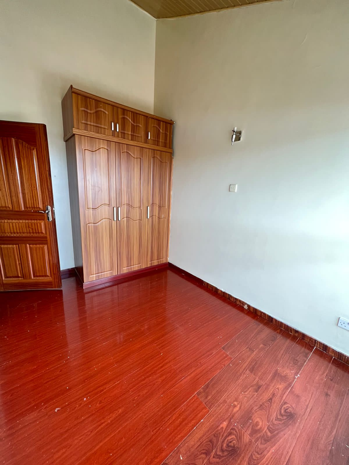 Spacious modern 2 bedroom apartment to let in kilimani, Nairobi. Has Backup generator, Few units in the compound. ASKING PRICE 55K. Musilli Homes