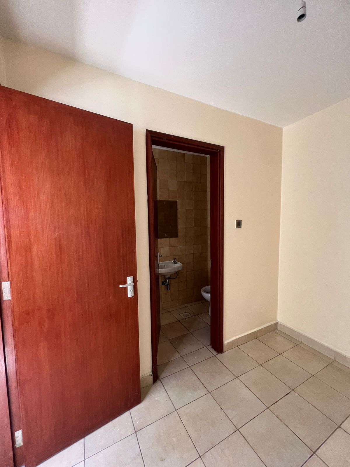 3 bedroom apartment to let in Riverside, Nairobi. All bedrooms en suite, dsq available, back up generator, kids playing area. Rent per month 200,000. Musilli Homes
