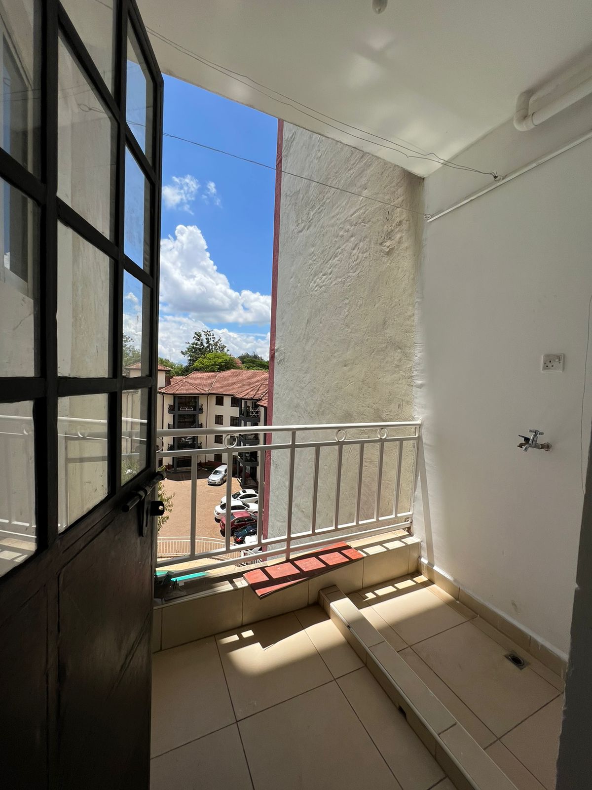 2 bedroom apartment to let in the heart of Kilimani, Nairobi. Has swimming pool, ample car parking, master bedroom en suite. Rent: 60,000. Musili homes