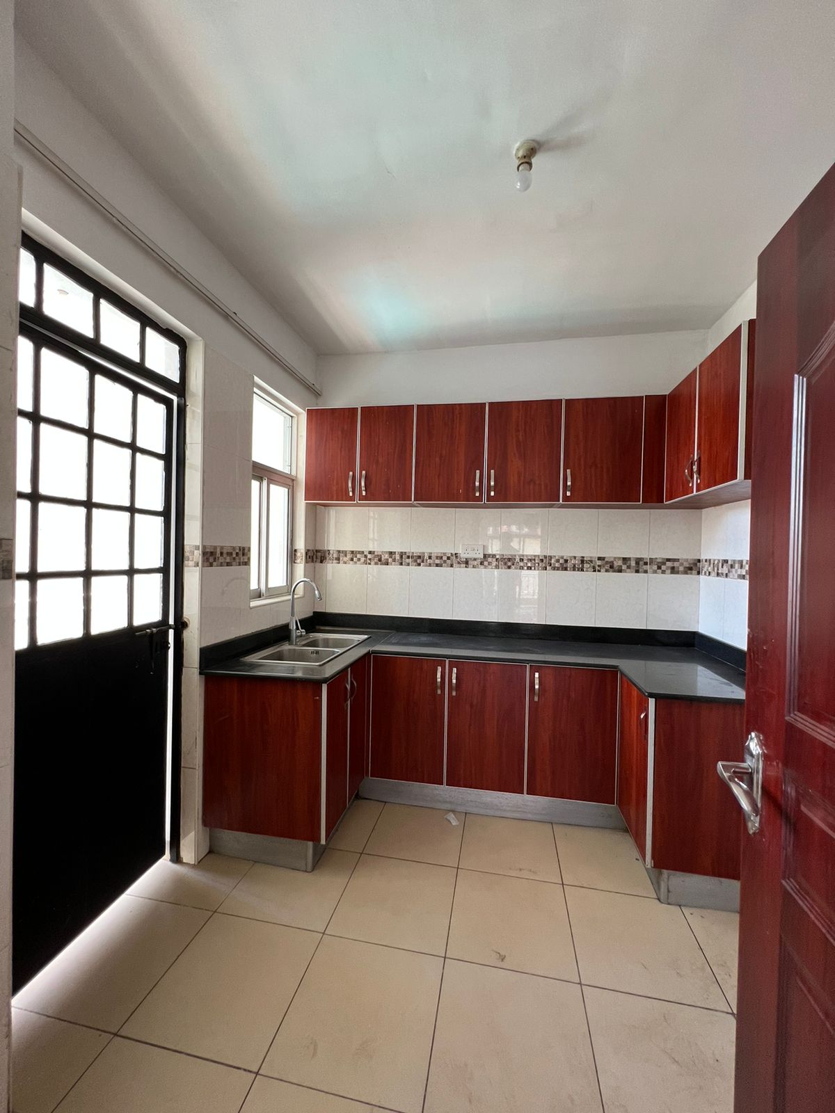 2 bedroom apartment to let in the heart of Kilimani, Nairobi. Has swimming pool, ample car parking, master bedroom en suite. Rent: 60,000. Musili homes