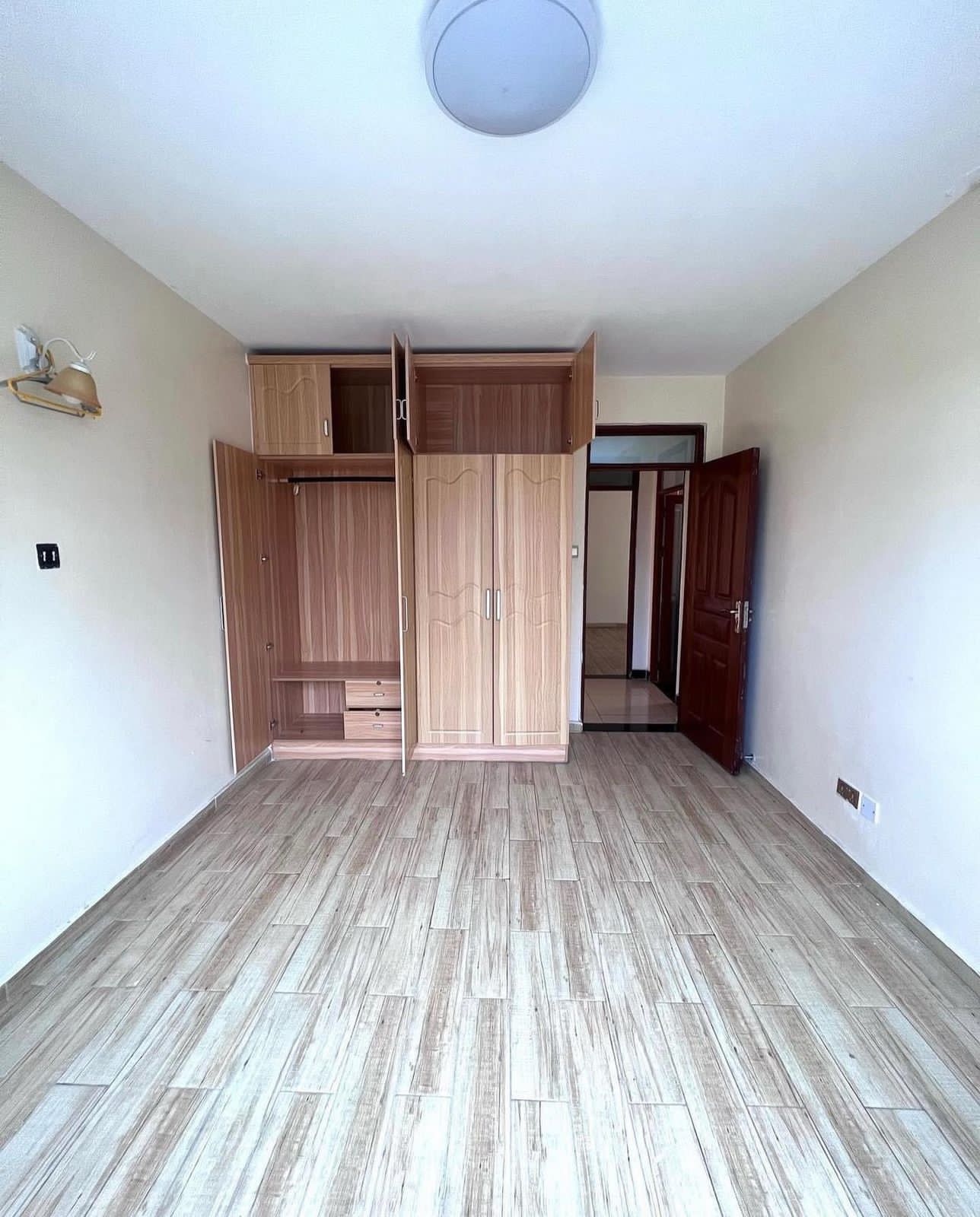 2 Bedroom Apartment Master En-suite at Kilimani for Kshs.60,000. Back-up generator. Borehole. Gym. Kids play area. High speed lifts. On 1st floor. Musilli Homes