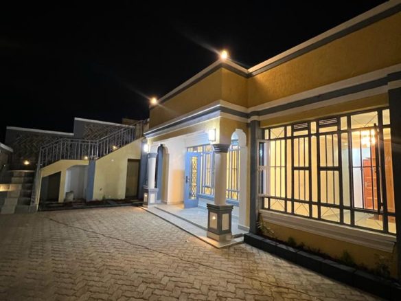 3 bedroom Flat roof bungalow for sale in Ruiru Matangi. Ksh 8 million. 140sqm All ensuite. In a gated community of 14 units. Musilli Homes