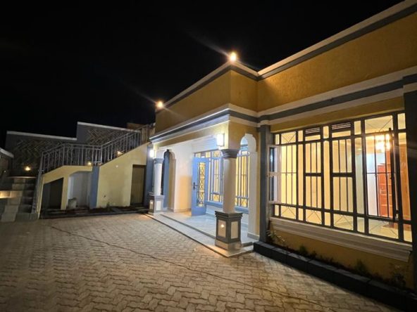 3 bedroom Flat roof bungalow for sale in Ruiru Matangi. Ksh 8 million. 140sqm All ensuite. In a gated community of 14 units. Musilli Homes