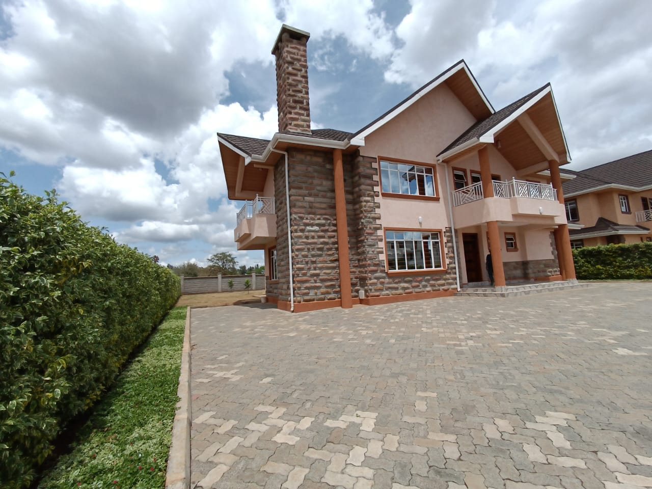 Brand new 4 bedrooms in kenyatta road 2km from thika road. Sitting on 1/4acre free hold. Selling price ksh39m Musilli Homes