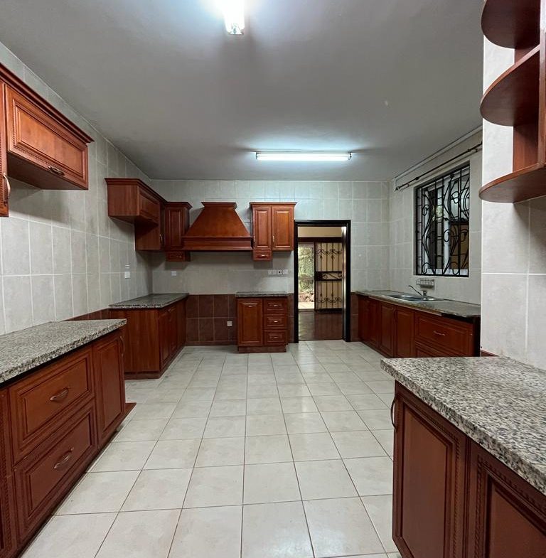 5 bedroom townhouse plus sq in Lavington, Nairobi. 3 levels. 4 units in the compound. Rent per month - 330,000 Musilli Homes