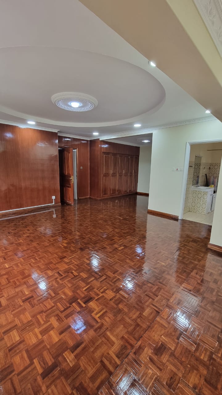 5 BEDROOM COMMERCIAL SPACE FOR RENT LAVINGTON, NAIROBI ON 1 ACRE LAND. Ideal for an office. ASKING 400K Musilli Homes