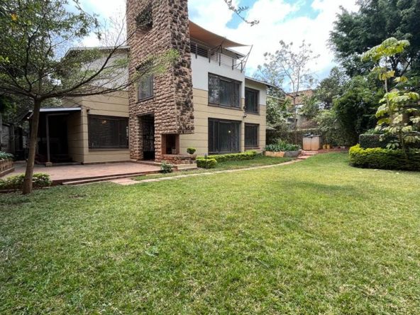 5 bedroom plus sq townhouse in Lavington, Nairobi. Manicured garden. 6 units in the compound. Rent per month - 380,000(negotiable) Musilli Homes