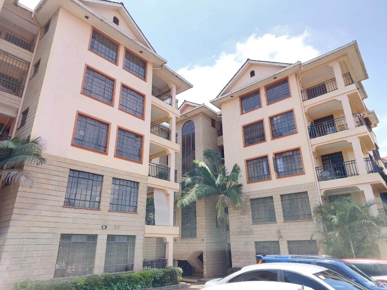 Kilimani Very Big, Spacious 3 Bedroom Apartment Plus DSQ. Near State House. In a Compound of only 20 Units. Kshs. 20 Million Negotiable. Musilli Homes