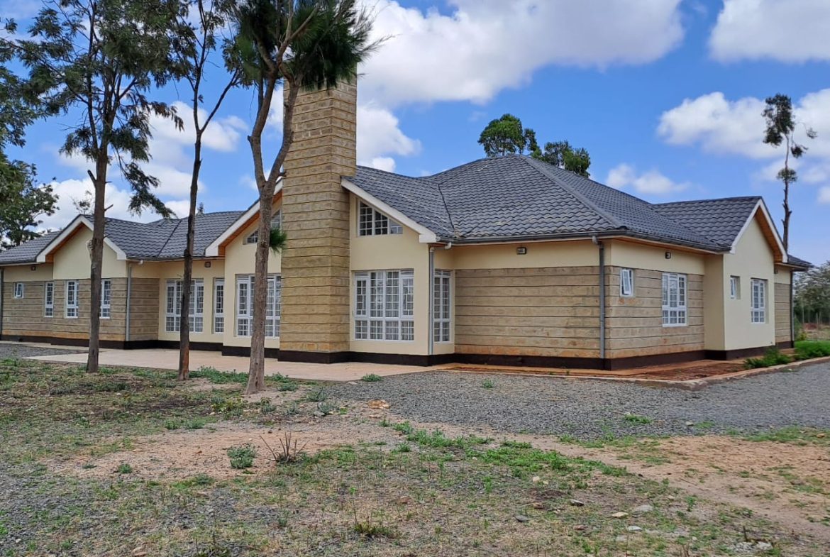 4 Bedroom House siting on 3/4 acres in kitengela . Has Solar water heater, Inverter for power backup. Near malls and schools. PRICE 48M Pam Golding. Hass Consult. GTC. Eighty Eighty Nairobi.