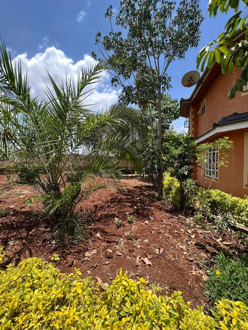 4 Bedroom House siting on 3/4 acres in kitengela . Has Solar water heater, Inverter for power backup. Near malls and schools. PRICE 48M