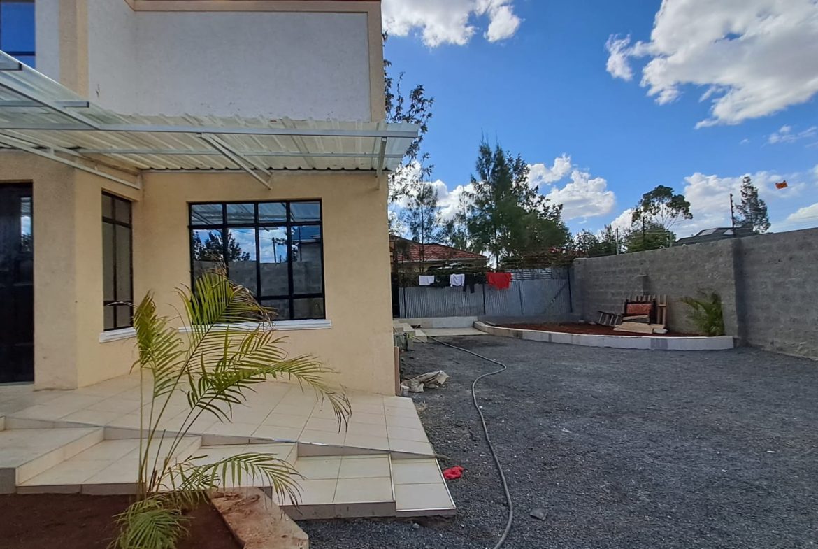 3 bedroom Bangalow Plus Dsq for sale sitting on an eighth acre plot in Kitengela. In a gated community mannered 24/7. Asking Kes 8m negotiable Musilli Homes
