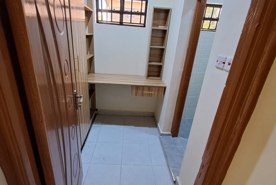 3 bedroom Bangalow Plus Dsq for sale sitting on an eighth acre plot in Kitengela. In a gated community mannered 24/7. Asking Kes 8m negotiable Musilli Homes