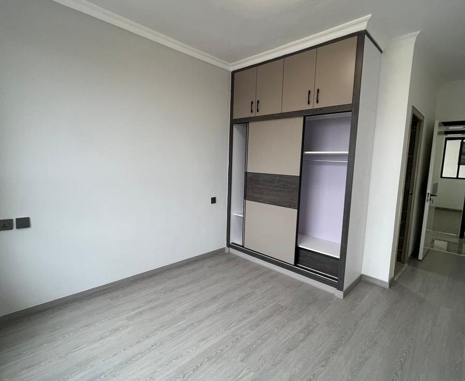 Spacious modern newly built 3 bedroom plus dsq apartment to let in kilimani, Nairobi. Has Swimming pool, gym, Backup generator. Rent 130K Musilli Homes