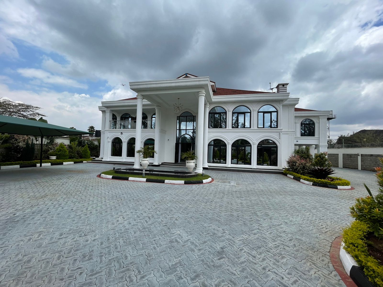 7 BEDROOMS ALL ENSUITE HOUSE ON SALE IN KAREN. In a gated community. Sitted on ½ acre. Has generator, well-manicured lawn. 170M Musilli Homes