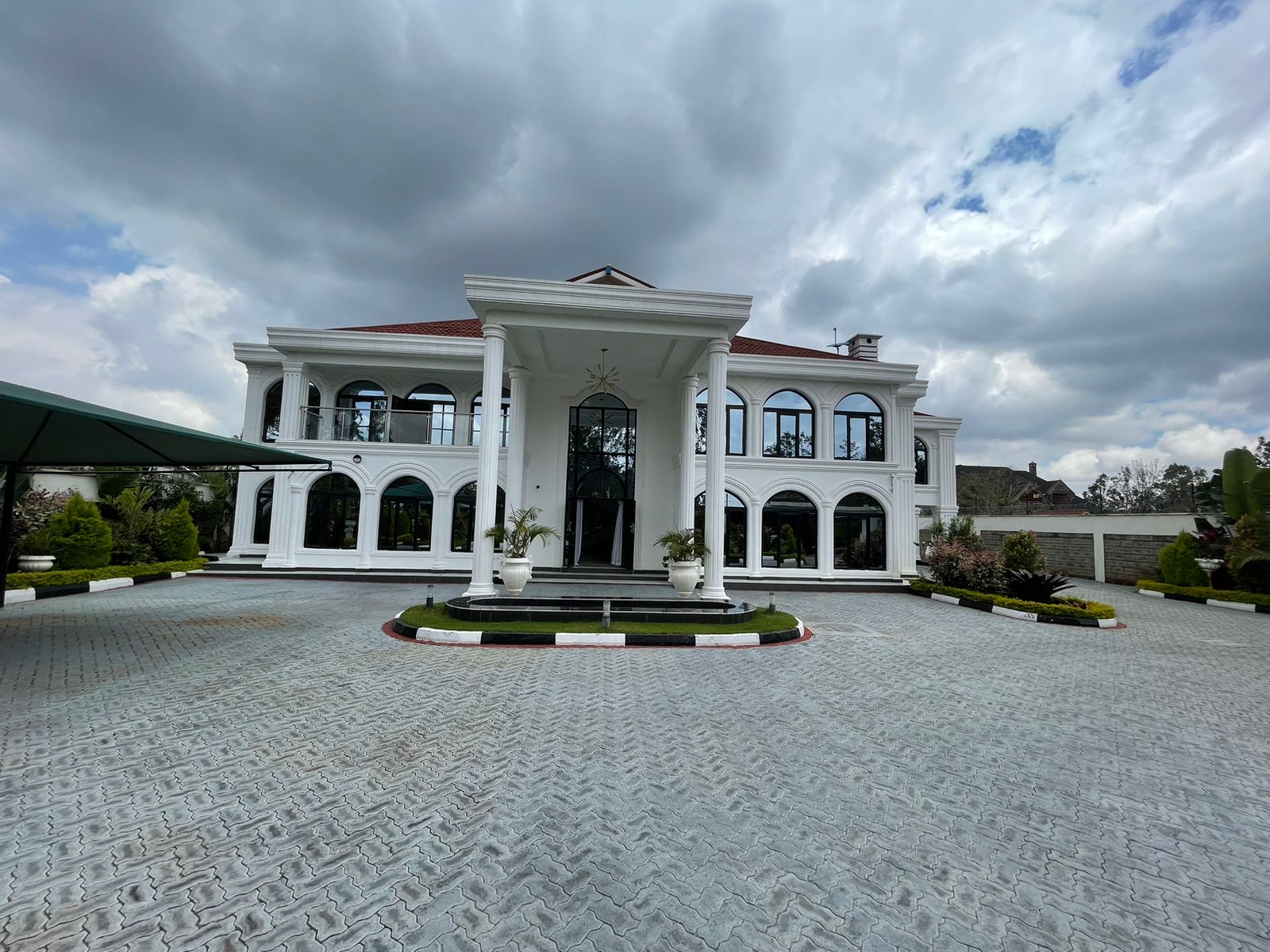 7 BEDROOMS ALL ENSUITE HOUSE ON SALE IN KAREN. In a gated community. Sitted on ½ acre. Has generator, well-manicured lawn. 170M Musilli Homes