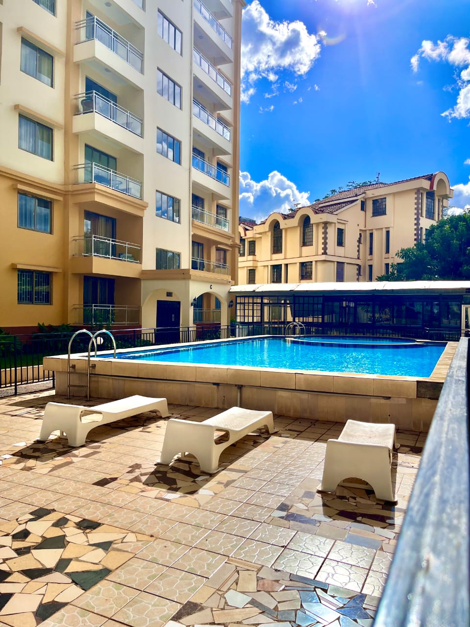 Fully furnished 1 Bedrooms apartment to let in Kilimani Nyangumi Road. Rates:95k Monthly. Has swimming pool. Musilli Homes