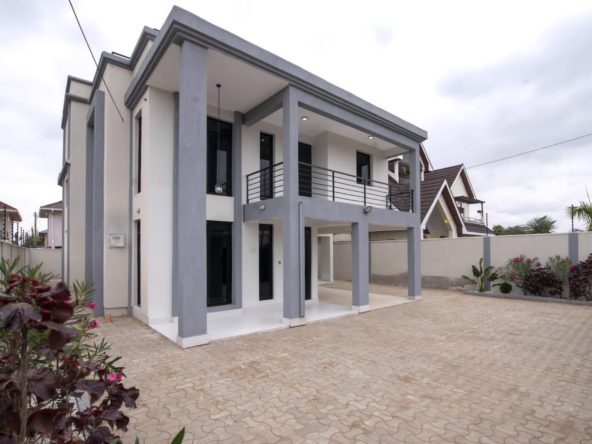6bed + dsq for sale in Syokimau 35M. Sitted on 50×100 (1/8th Acre) Has Solar water heater, Electric fence, Automatic water pump, flat roof Musilli Homes