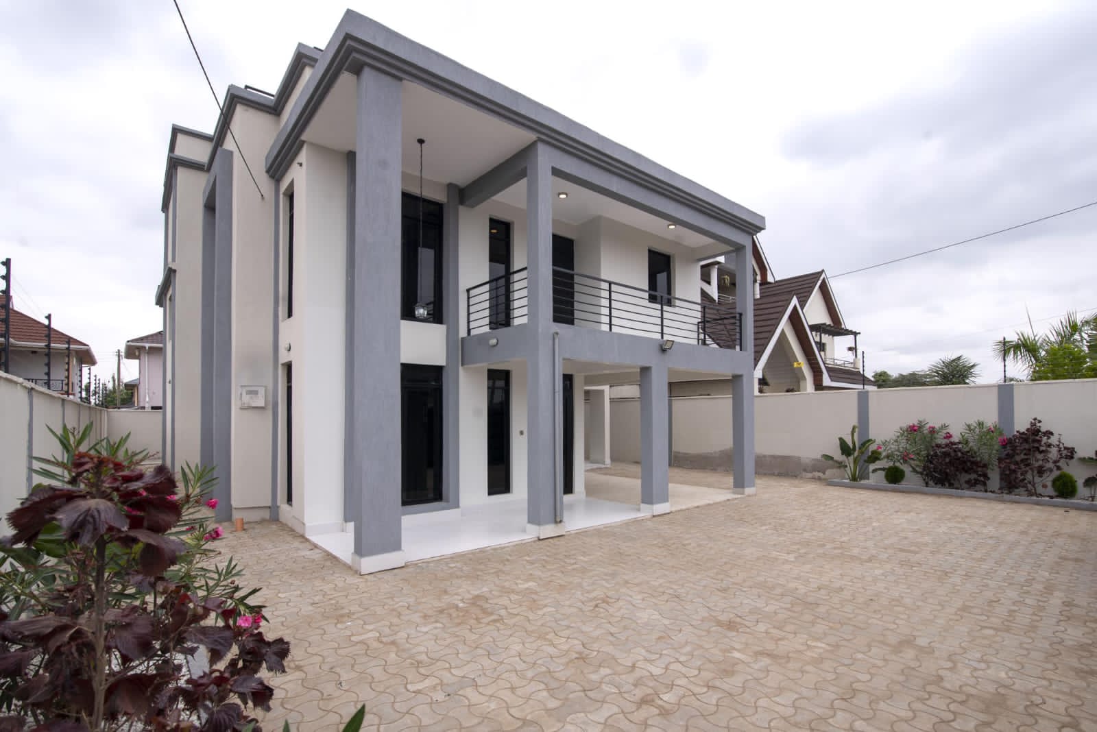 6bed + dsq for sale in Syokimau 35M. Sitted on 50×100 (1/8th Acre) Has Solar water heater, Electric fence, Automatic water pump, flat roof Musilli Homes