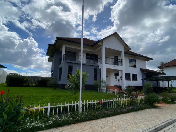 Modern All Ensuite 4 bedroom plus detached dsq townhouses along Kiambu. Close to Golf clubs, malls, schools and hospitals. 88M. Rent 300K Musilli Homes