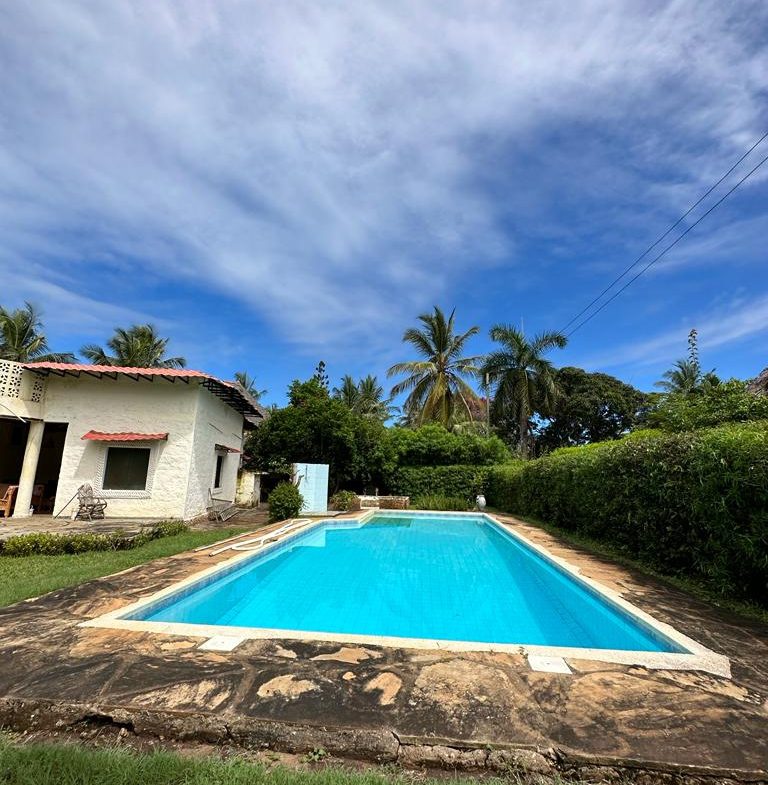 3 bedroom villa plus 2 bedroom guestwing for sale in Diani near Neptune Beach Resort. 700m to the beach. On 1/4 acre. In a gated community. 19M Musilli Homes