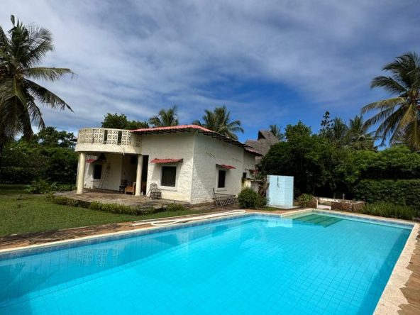 3 bedroom villa plus 2 bedroom guestwing for sale in Diani near Neptune Beach Resort. 700m to the beach. On 1/4 acre. In a gated community. 19M Musilli Homes
