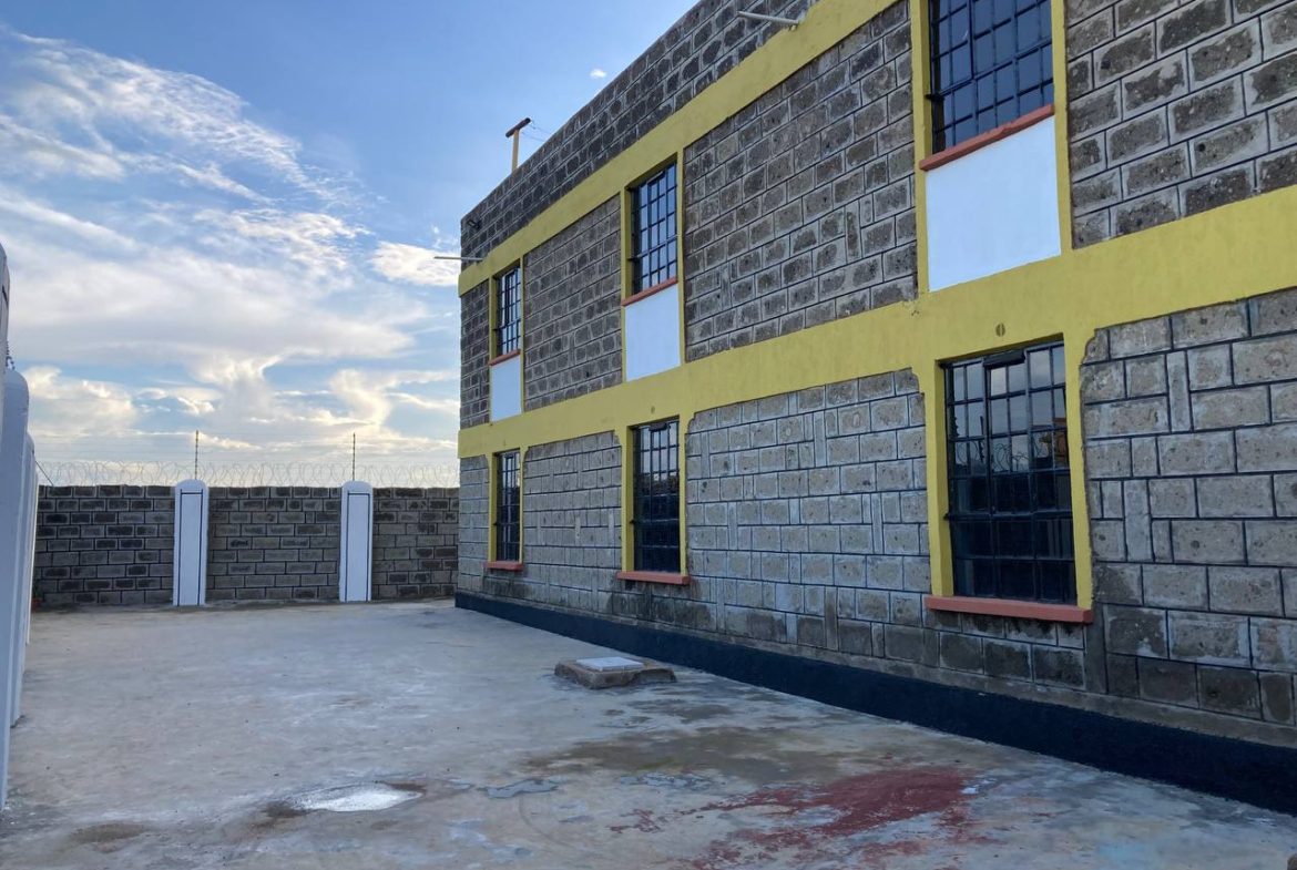 6bedroom plus dsq for sale in Kitengela 17.5M. Plot size: 50by100. Has Cctv cameras, Accessible flat roof, Electronic fence, Freehold title deed Musilli Homes Pam Golging