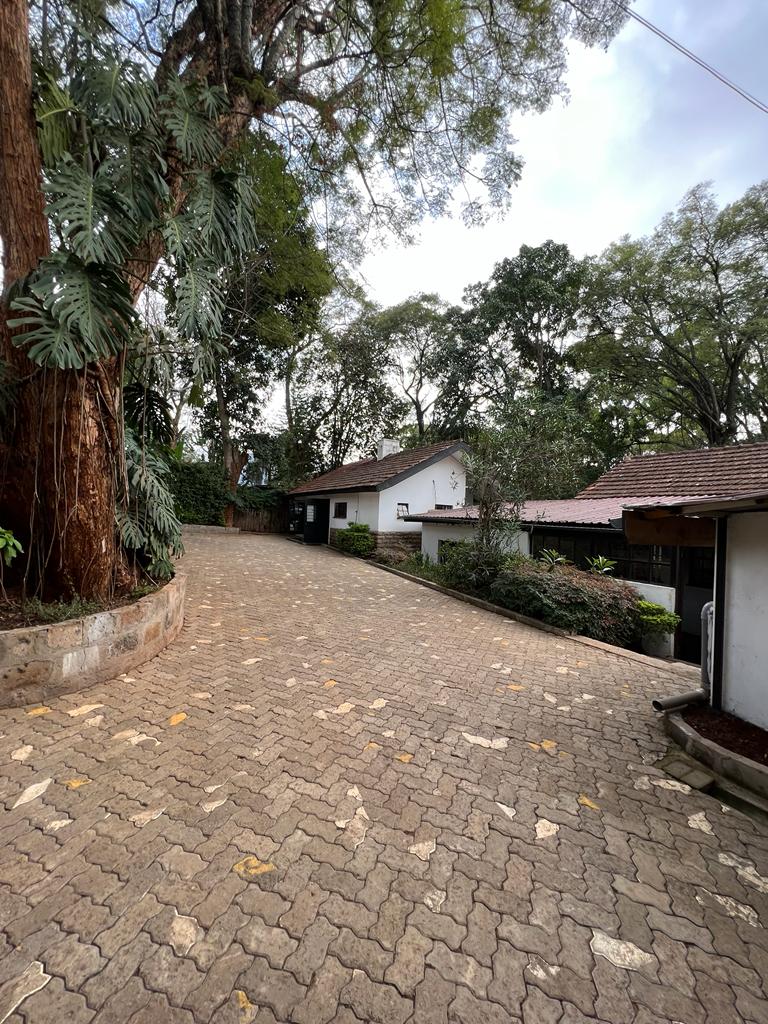 5 bedroom Commercial property in Lavington. On 1acre land. Near lavington mall. Ideal for silent office. Rent per month kshs 500,000 Musilli Homes