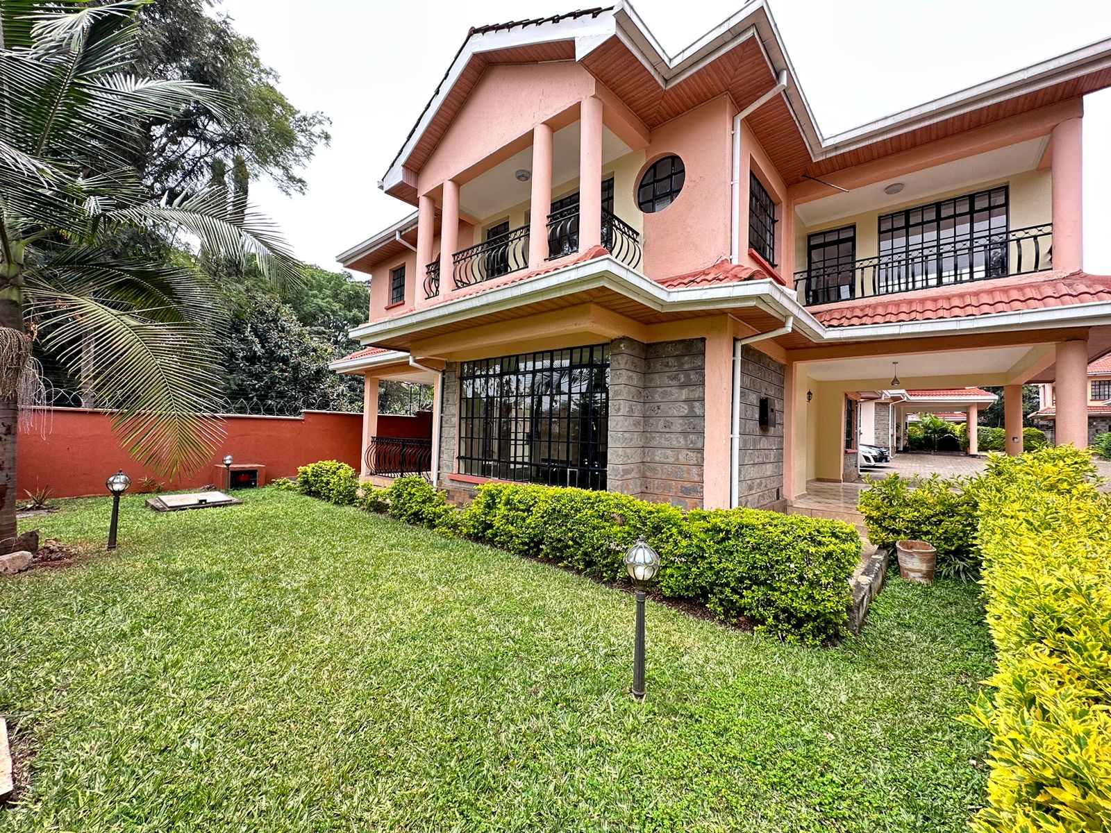 5 bedroom plus dsq townhouse let in a gated community in Lavington, Nairobi. Private garden. Rent per month 250,000. Sale 60Million Musilli Homes