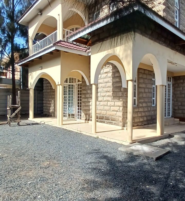 House on sale, syokimau. In a gated community. Has Manned gate. Schools in the surrounding, hospitals, malls and police station. 17.5M Musilli Homes