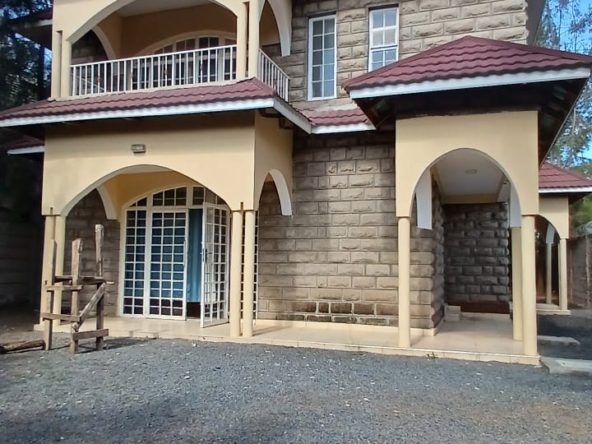 House on sale, syokimau. In a gated community. Has Manned gate. Schools in the surrounding, hospitals, malls and police station. 17.5M Musilli Homes