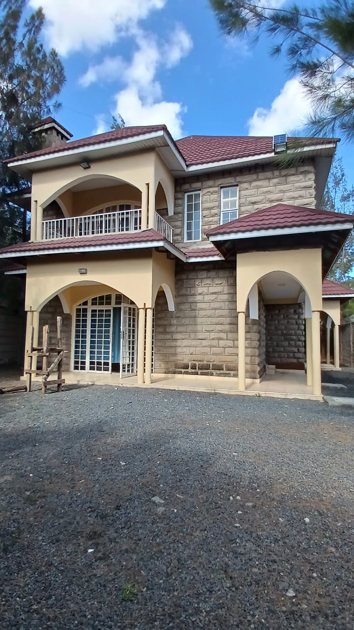 House on sale, syokimau. In a gated community. Has Manned gate. Schools in the surrounding, hospitals, malls and police station. 17.5M Musilli Homes
