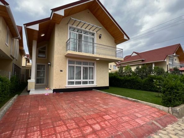 4 bedroom plus dsq townhouses for sale in Kitengela. In a gated community. Has shared swimmimg pool. Sale at kshs 17Million Musilli Homes