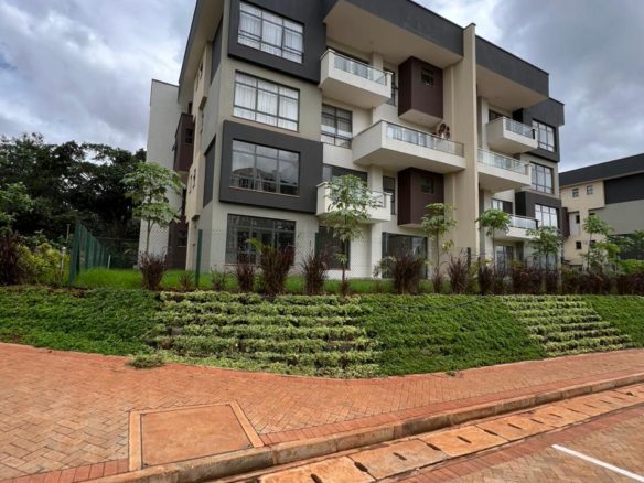 4 bedroom plus Dsq duplex to let in Two Rivers. Dsq available. Shared swimming pool & gym. Rent per month 300,000 Musilli Homes