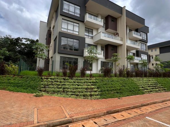 4 bedroom plus Dsq duplex to let in Two Rivers. Dsq available. Shared swimming pool & gym. Rent per month 300,000 Musilli Homes