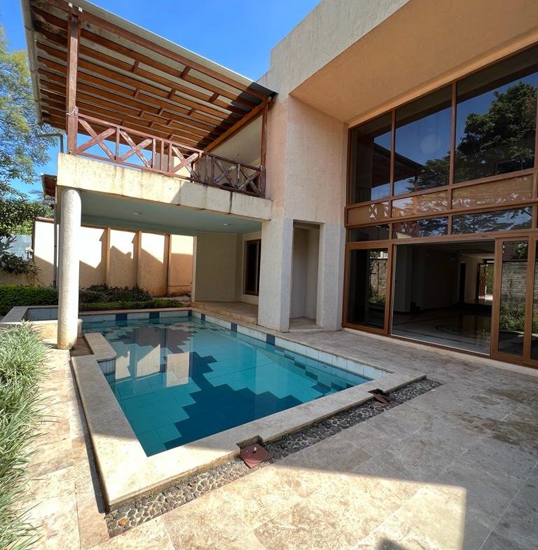 Luxury living in a 5 Bedroom Villa with a private swimming pool, DSQ and 2 parking spaces. Rent per month: 380,000