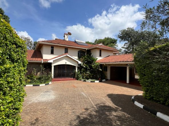 5 bedroom plus DSQ Townhouse in Runda with closed kitchen, ample parking and private garden: Rent per Month: USD 2,000