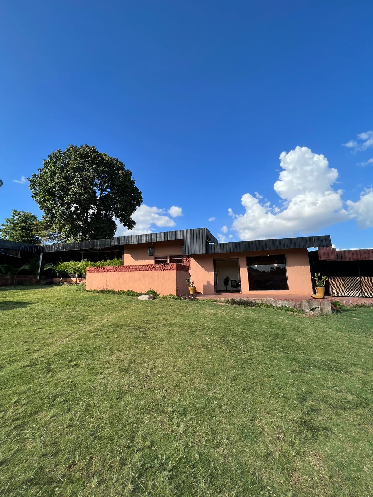 Bar and restaurant to Let along kiambu road with Spacious garden for outdoor events, Sufficient space for 50 cars and more. Asking 400K per month