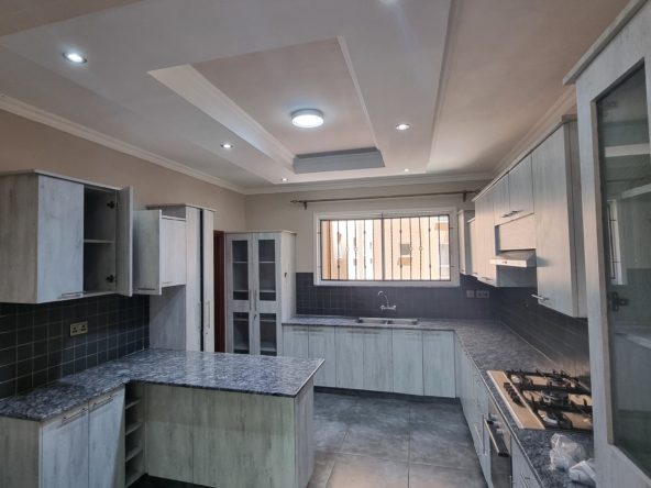 3 Bedroom Apartment to let all ensuite in Riverside. Has a detached DSQ and a closed kitchen set up. Asking price: 170k