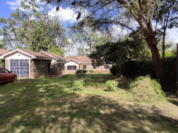 1/4 acre plot on sale with an Old 3 bedroom bungalow with a one bedroom guest wing in the compound Borehole water available: Sale price: 17M