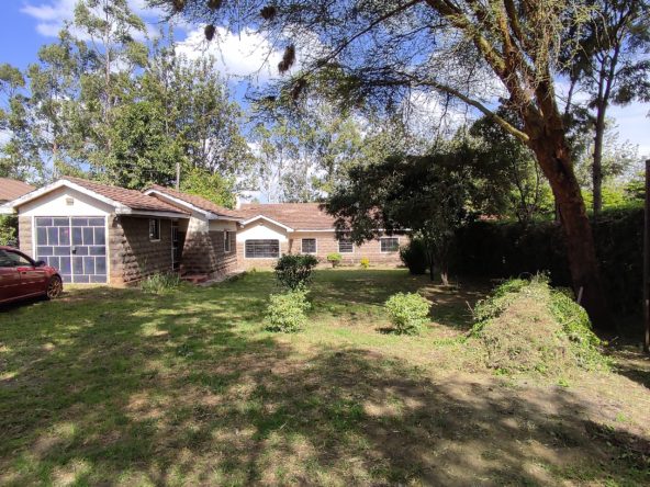 1/4 acre plot on sale with an Old 3 bedroom bungalow with a one bedroom guest wing in the compound Borehole water available: Sale price: 17M