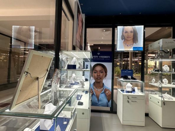 Prime Shop to let in Valley Arcade. The Shop is the best one in the new wing, a very nice corner shop. Monthly rent: 132,240.- including VAT