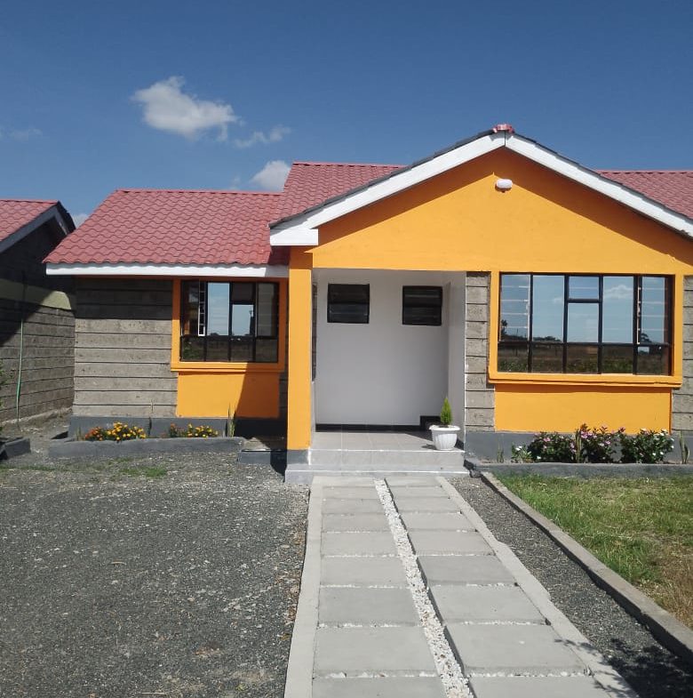 Spacious 3 Bedroom Bungalow For Sale in Kangundo with a master ensuite, ample parking & a biodigester. Asking price: 5.5M